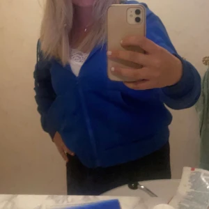 zip hoodie  - intressekoll på min zip upp tröja, då jag inte använder den någonting  alls, den sitter snett på bilden så skriv för mer bilder! Väldigt tunn 