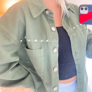 Jeansjacka - Otroligt fin jeansjacka från zara, knappt använd så i ett väldigt bra skick!😊🙏🏼 Skriv för fler bilder! ( finns inte att köpa längre )