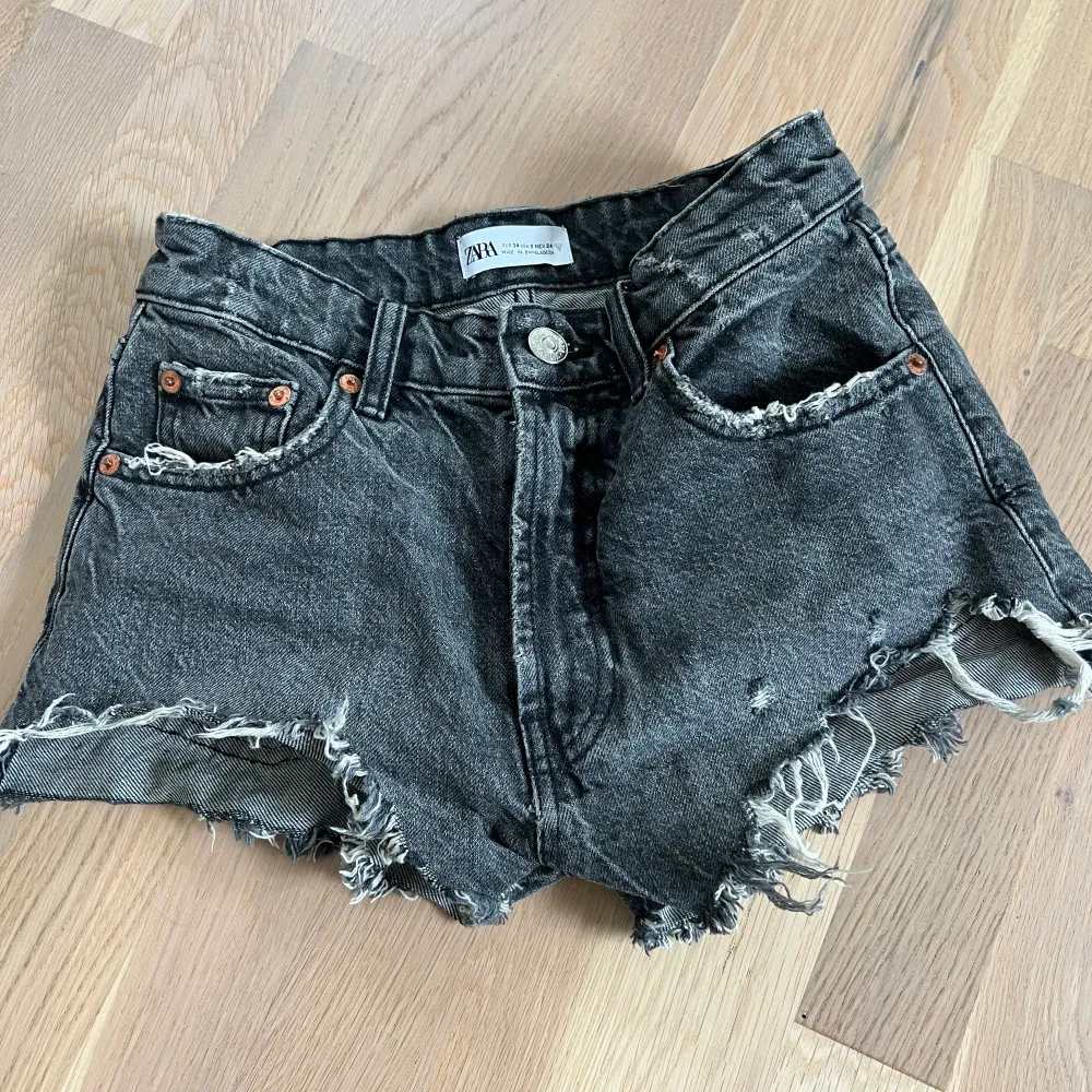 Grå zara shorts i storlek 34💕knappt använda, original priset är 300kr och jag säljer för 100💗💗(köparen står för frakten). Shorts.