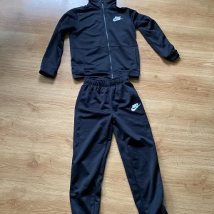 Nike set - Jag säljer mitt Nike set eftersom det är för litet. Jag har nästan aldrig använt det så det är i väldigt bra skick. Skriv till mig om ni har några frågor