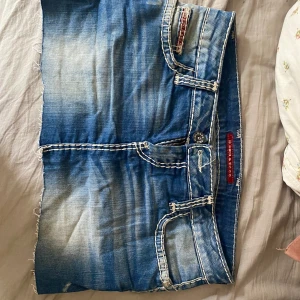 Superfin jeans kjol - Denim kjol med finaste detaljerna på fickorna, den är förstår för mig men annars så fin! Vet inte riktigt vilket märke fick den av min syster💗