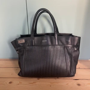 Zadig er Voltaire väska - Säljer min jättefina zadig väska, det är i den stora storleken. Perfekt att använda som skolväska. Man får plats med mycket och den är stabil. Den är i gott skick, köptes på Zadig butiken i Stockholm för några år sedan. Köpte för 5200kr säljer för 2500kr