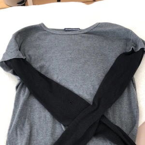 Fin tröja från Brandy Melville🙏🏻 - Säljer då den inte kommer till användning, sitter väldigt skönt på och ärmarna sitter tajt 🫶🏻 vid snabbt köp kan pris sänkas 🌸 har ett litet hål på ärmen men det är inget man märker av 