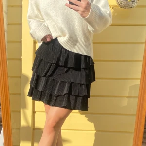 Volangkjol - Svart volang kjol från HM i storlek S