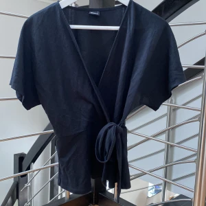 Enkel wrapblus - En super basic o fin blus från Gina tricot i typ t - shirt tyg