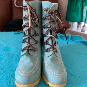 Ljusblåa sommar skor  - Aldrig använda mer än provade. Har stått på en hylla å samlat damm. Så har dammat av dom å tycker dom kan få nytt liv😊.   Stl 42. 