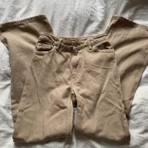 Säljer dessa jätte fina beige monki jeansen. De är i bra skick använda fåtal gånger. Säljer p.g.a att de är för små i midjan på mig. Jag är 161 cm lång. köparen står för frakt. 