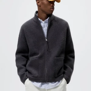 Zara kofta/jacka - Populär jacka/kofta från zara som är helt slutsåld i bra skick.