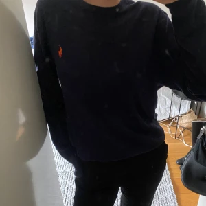 Ralph Lauren - Ralph Lauren ull tröja. Fin marinblå färg med rött märke. Nyskick. *Köparen står för frakt 