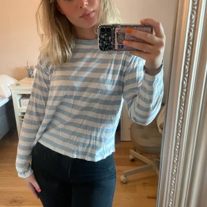 Randig tröja från monki - Randig tröja från monki. Jättesöt och i bra skick. Oversized 