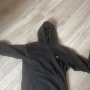 Dickies hoodie. - Skön dickies hoodie i rimligt skick.  Kan frakta men köparen står för frakten.