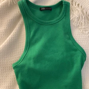 Grönt linne - Hej säljer detta gröna linne från zara. Köpte förra hösten och har använt de Max 2 gånger. Pris kan diskuteras 