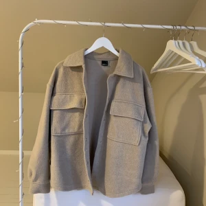 höst/vårjacka  - Köpt på ginatricot för ca 1 år sedan. Nypris: 500kr Använd några få gånger, fint skick. Köparen står för frakten💞