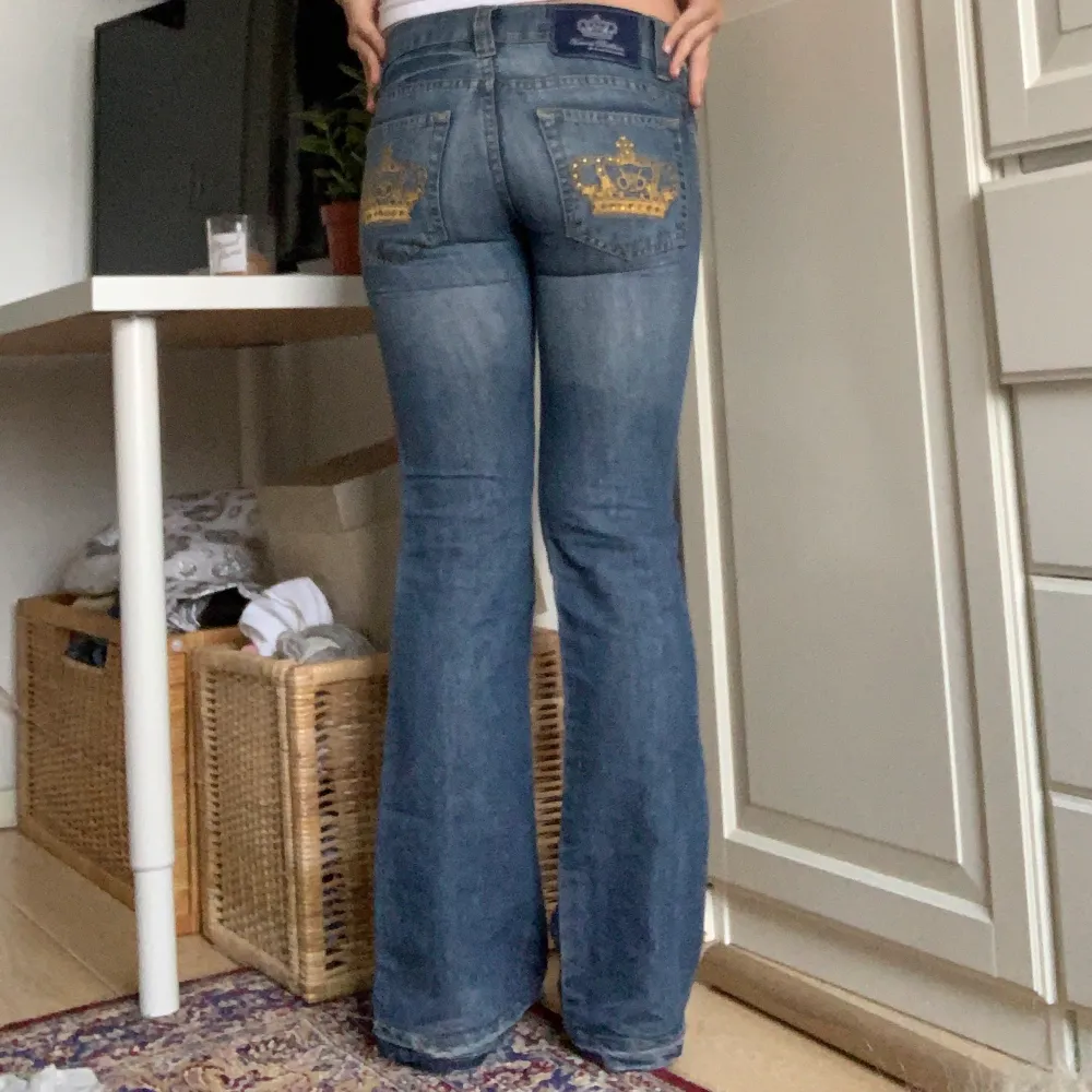 Victoria Beckham jeans i bra skick, säljer eftersom de ej kommer till användning. Skriv för mer bilder eller frågor💞 KÖP DIREKT 800!. Jeans & Byxor.