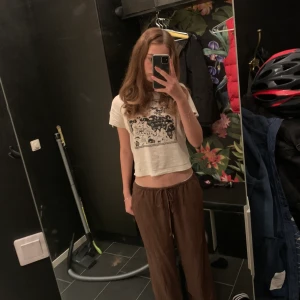 Linnebyxor  - Säljer nu Dessa bruna linnebyxor från h&m. Har använt dom 2 ggr då De är lite korta för mig som är 174. Men de passar när jag har de som lågmidjade. Storlek M men skulle säga att de passar både S & M. ❤️