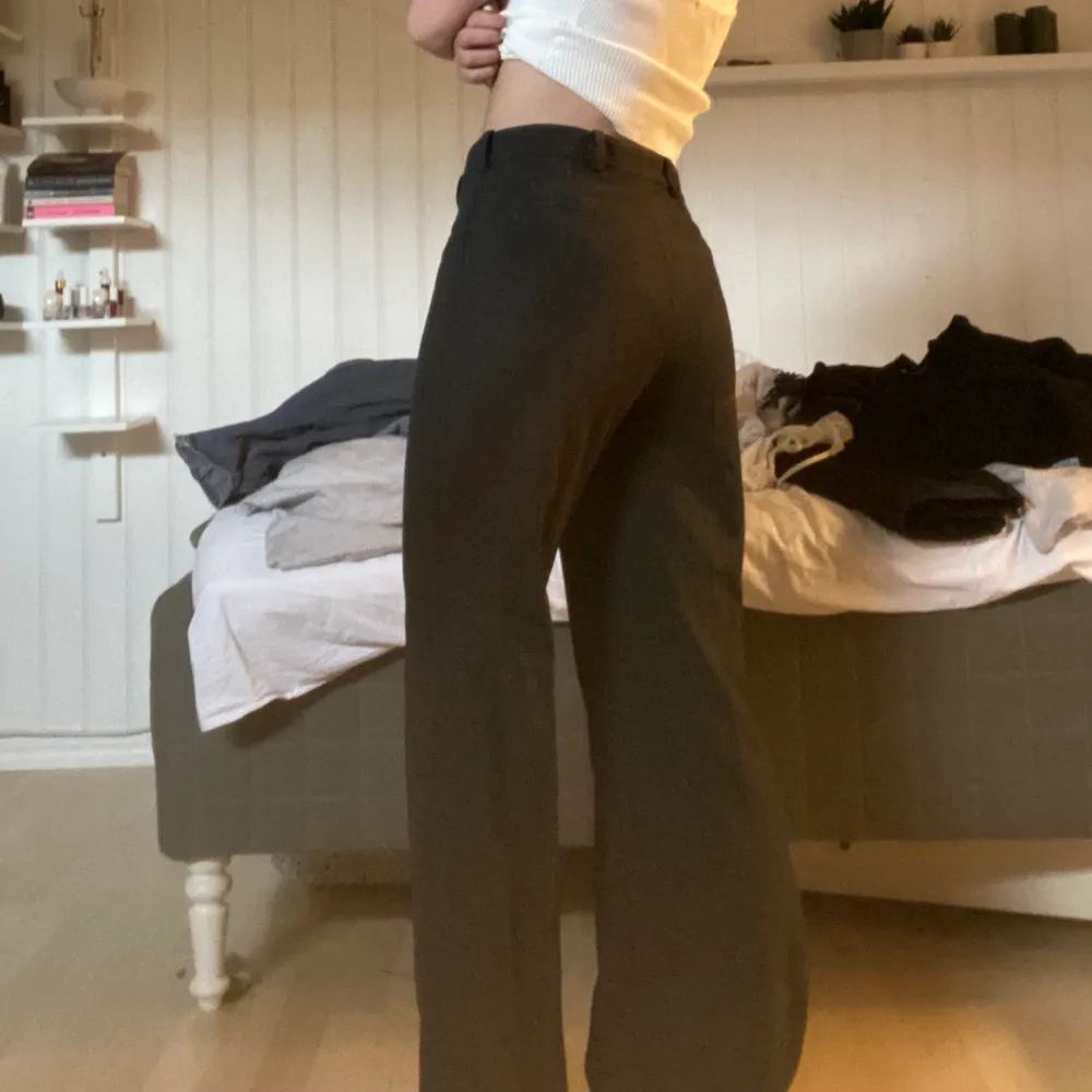 Svin snygga mörkgrå kostymbyxor från Zara!💙💙 . Jeans & Byxor.