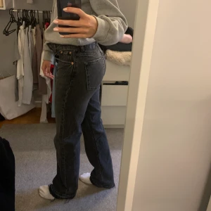 zara midwaist jeans - gråa midwaist från zara, rå kant vid fötterna, bra skick💕