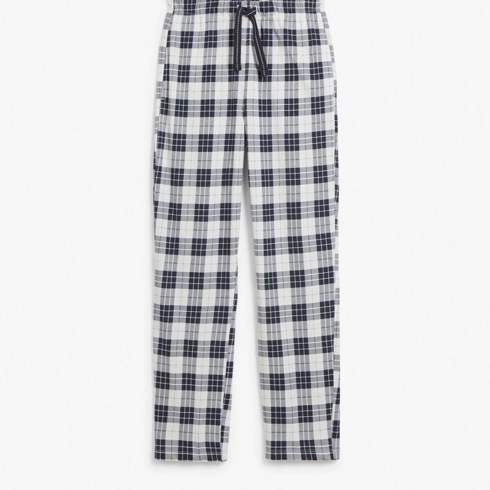 Säljer dessa pyjamasbyxor från kappahl! Storlek M! Bra skick! Nypris 299kr. Jeans & Byxor.