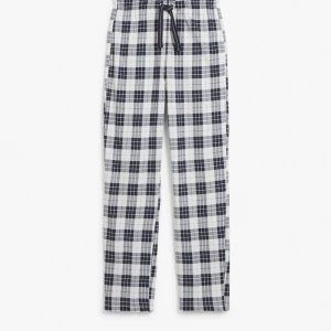 Rutiga pyjamasbyxor  - Säljer dessa pyjamasbyxor från kappahl! Storlek M! Bra skick! Nypris 299kr