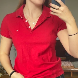 Röd T-shirt  - Röd T-shirt från Tommy Hilfiger! Kommer aldrig till användning 