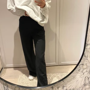 Kostymbyxor  - Säljer dessa perfekt lång kostymbyxor i bra material!! Storlek xs men passar mig som brukar ha S💫💫 snålt använda 🖤 (endast dammiga på bilden)