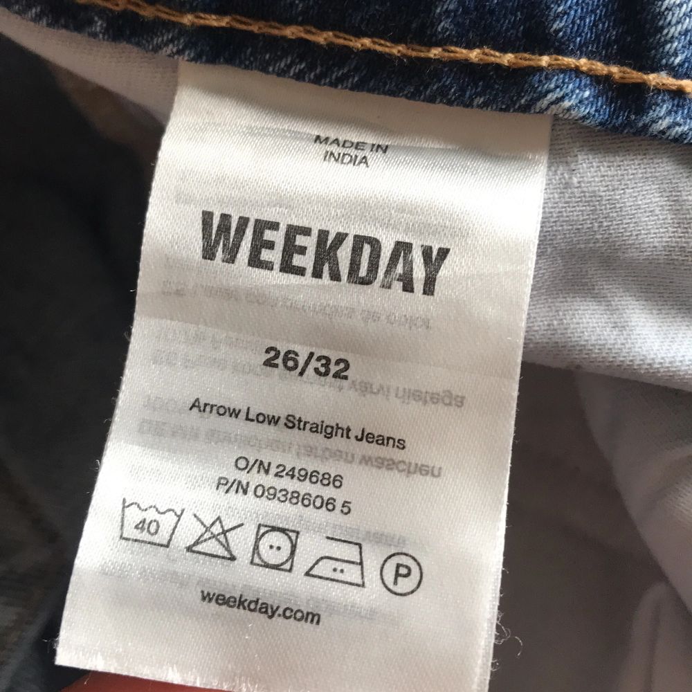 Super trendiga low arrow jeans från Weekday🌟🌟de är i mycket bra skick och är använda få gånger💗 för långa för mig som är 163cm!  Kan tänka mig byta 25/30 eller 26/30❗️. Jeans & Byxor.