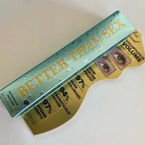OÖPPNAD BETTER THAN SEX WATERPROOF MASCARA - perfekt när det snöar!❄️Too faced -  waterproof better than sex mascara. Helt ny i kartong!  NYPRIS 359 Kr. Underbar vattenfast mascara för långa och fylliga fransar. Håller curlen superbra. I formulan finns kollagen som bygger men ändå håller dem mjuka!✨💙