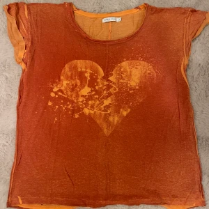 Gammal tröja fr ONLY - Tröjan är rätt så genomskinlig och i strl M,rätt så liten i modellen så fungerar perfekt som S!    Hittade en gammal tröja som jag aldrig använt. Eftersom jag har ärvt den är den lite sliten så skulle inte säga nyskick.💓💓 (mer bilder privat kan skickas)