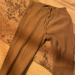 Byxor - Byxor från zara i ett ”krinkligt” skönt löst tunt material. Går hela vägen ner till marken på mig som är 169 cm lång.  Fin kaki färg, precis mellan beige och grön Använda 1 gång