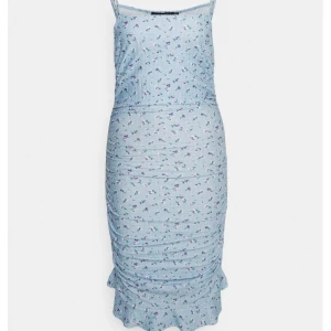 Blå klänning - Säljer denna söta klänning som aldrig kommit till användning, helt ny med prislappen kvar. strl L sitter mera som M. nypris 439kr