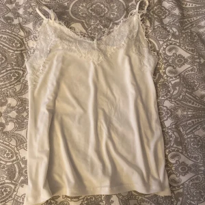 Linne från new yorker  - Säljer mitt linne från new yorker. Inte min stil har därför nästan aldrig använt det 💗