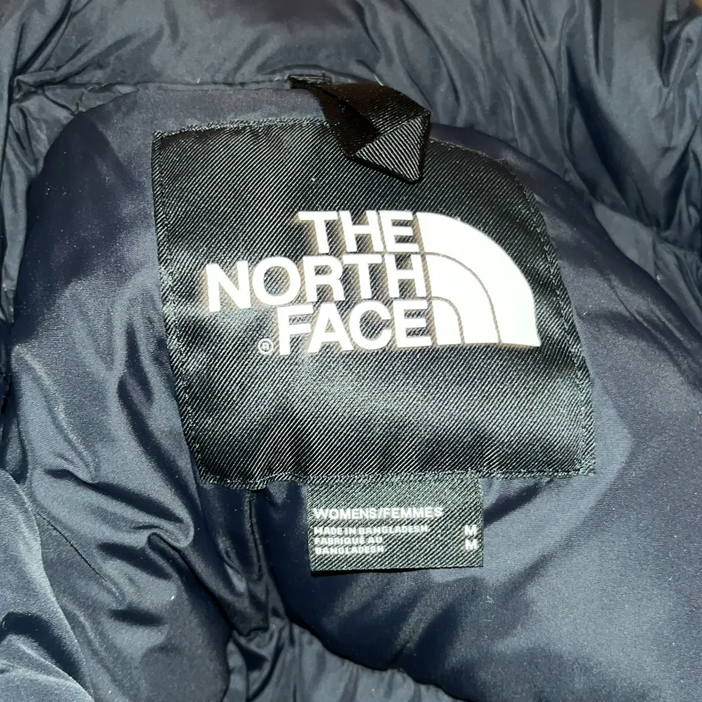 En ljus blå north face jacka som inte kommer till användning denna vinter! Bra skick då jag köpte den förra året! (skriv bara om du vill ha mer bilder)💕 ordinarie pris 3099kr. Jackor.