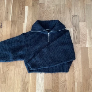 Stickad ziptröja - En svart stickad ziptröja från ginatricot. 