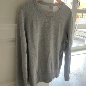 Acne tröja  - En fin collegetröja från Acne i storlek L, perfekt som ett oversize plagg på hösten. 