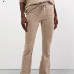 Softgoat Straight pants - Säljer mina brun/beiga kashmirbyxor från softgoat! Superfint skick, har strl M då jag vill att dom ska vara lite längre i benen ( är normalt en 34/36 ) jättefint skick! Nypris 2295 kr. Andra bilden är bild på hur dom sitter på mig som är en xs/s 