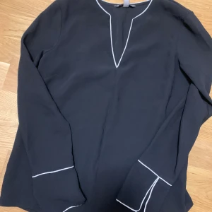 Tröja  - Mycket fin och eleganta tröja, vuxit ur den och därför säljer jag den. Inga fläckar på. Nypris 349