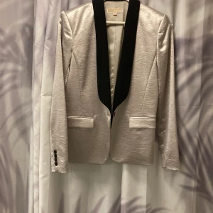 Michael kors kavaj str 6 (M) - Mycket fin blazer,finns små noppar utsprid på kavajen kan fixas av den händige.