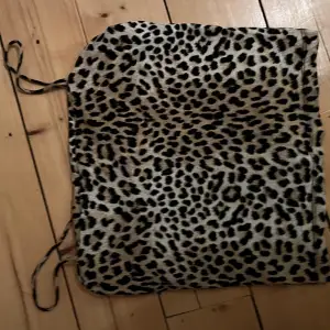 Gina linne med leopardmönster i storlek M. Inte använt många gånger så i bra skick. Pris går att diskuteras.