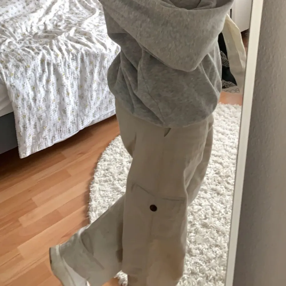 Säljer mina vintage cargobyxor från Dockers. Använda ett fåtal gånger och i bra skick💓Oklar storlek, men skulle säga att det är storlek M i byxorna. Men på mig som vanligtvis har S/XS i byxor sitter dem perfekt oversized.💓Pris kan diskuteras!! . Farkut & Housut.