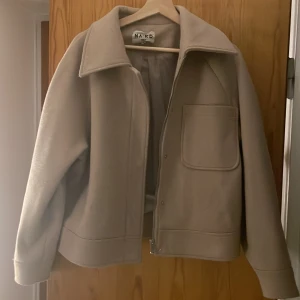 Jacka NA-KD - Säljer nu min jacka från NA-KD i beige färg. Så fin nu till hösten🥰
