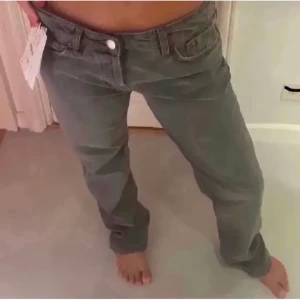 Zara jeans💋 - Säljer dessa super snygga populära zara jeans som är slutsålda!💗 Dom är midrise straight☺️ Kan både mötas upp eller frakta 
