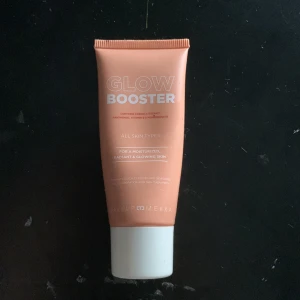 Kräm  - En Glow booster från makeup Mekka. Testad en gång 
