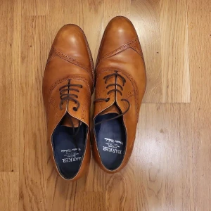 Skor 500 - 1:a bilden: Barker,creative collection, storlek 45-46, 500 kr  2:a bilden: loake 1880, storlek 44, 500 kr  3:e bilden: vero cuoio, storlek 43, 500    Pris kan diskuteras 