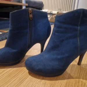 Strl 37 tamaris  - Bra stick    skor behöver rengöras, de låg i en påse med andra skor, så de kan vara smutsiga eller dammiga, mycket bra skick, perfekt skick eller nya skor., storlek 37 eller 37,5 och alla skor passar 24 cm eller 23,5 cm