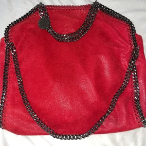 Stella mccartney falabella väska - Säljer min stora Stella väska! Så snygg röd färg, perfekt till hösten och perfekta storlek🥰🥰 nypris ca 8000kr. Äkta och inga defekter! Kan skicka mer bilder❤️🥰