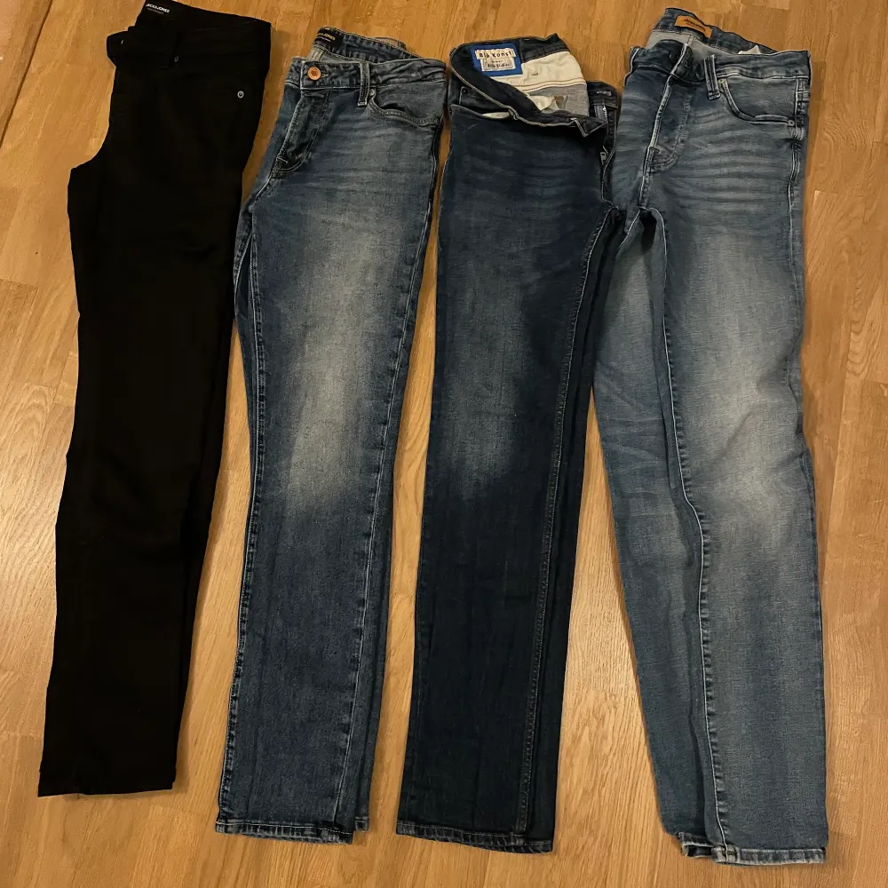 Jeans från vänster: SVARTA=SÅLDA  Jack & Jones Regular 29/34  Acne Studios Regular 28/32 (passade mig med 29/34)  Jack & Jones Slim Glenn 29/34  Säg till om ni vill köpa separat annars alla tillsammans 360 Alla är i väldigt fint skick. . Jeans & Byxor.