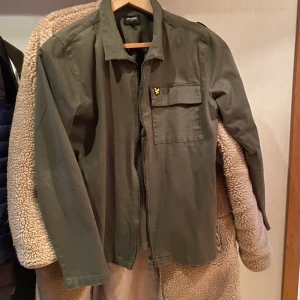 Lyle and scott jacka - Perfekta höst och vår jackan. Snygg och skön!