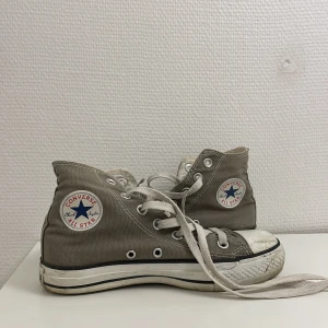 Bruna converse  - Bruna converse i storlek 36.