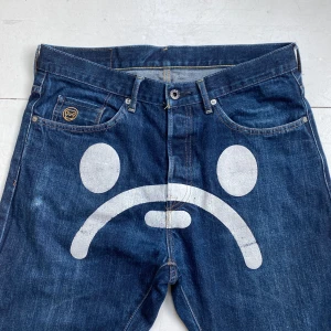 bape baby milo jeans - Äkta asrare baby milo jeans från tidigt 00-tal! grymt skick för sin ålder och typ inga slitningar eller flaws.❗️JAG TAR GÄRNA EMOT TRADES SÅ SKICKA ETT ERBJUDANDE❗️skriv ett medelande om du har frågor eller vill ha fler bilder:)