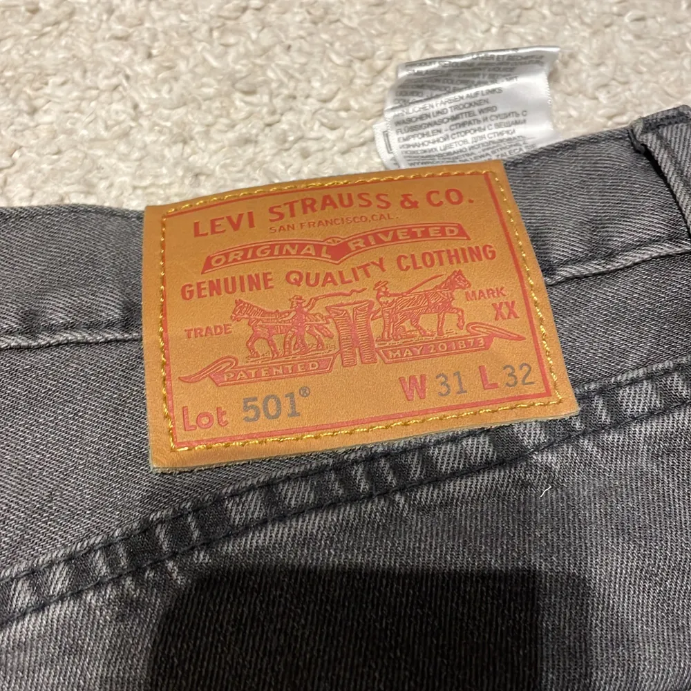 Säljer mina gråa Levis 501 jeans då jag har för mycket gråa jeans. Skick 9,5/10. . Jeans & Byxor.